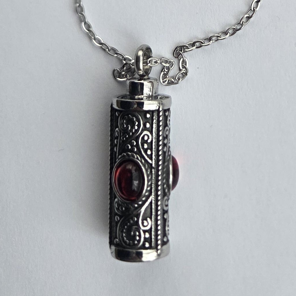 Liquid Energy Kette - Edelstahl silberfarben; roter Stein